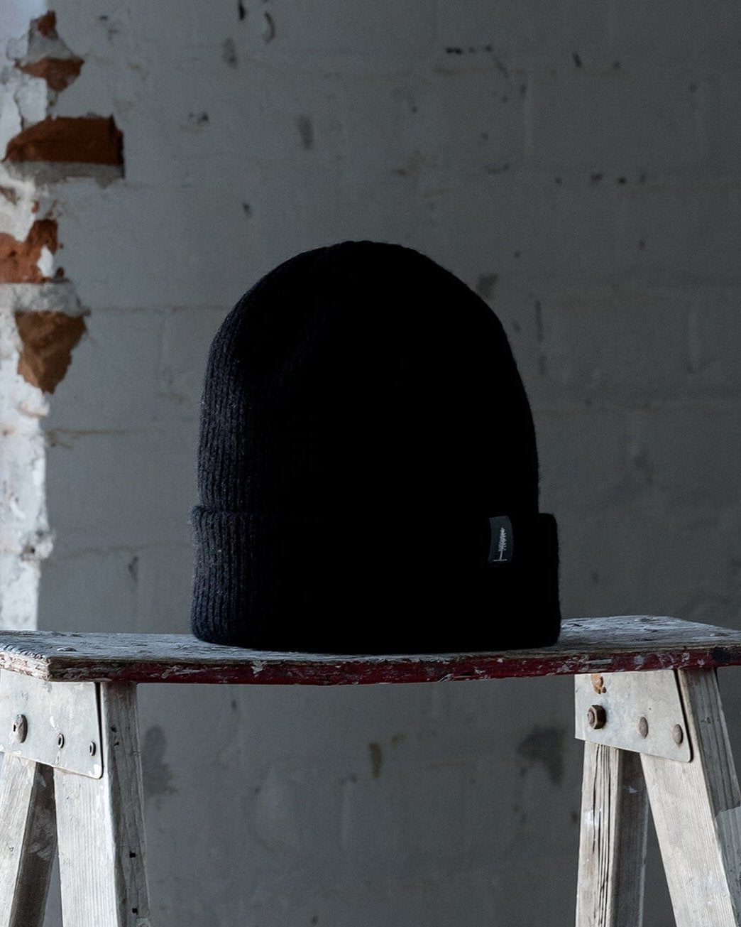 The Merino Cashmere Toque in Black - Front #color_black