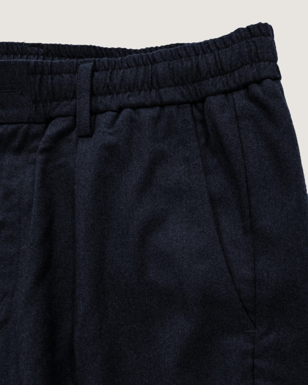 The Mens Light Wool Pleated Pant Navy
