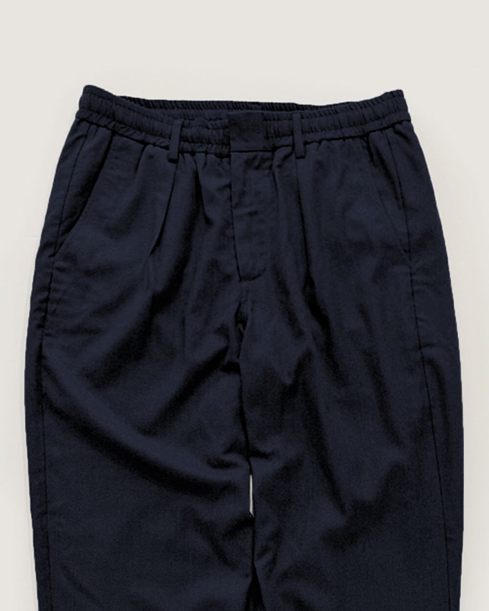 The Mens Light Wool Pleated Pant Navy