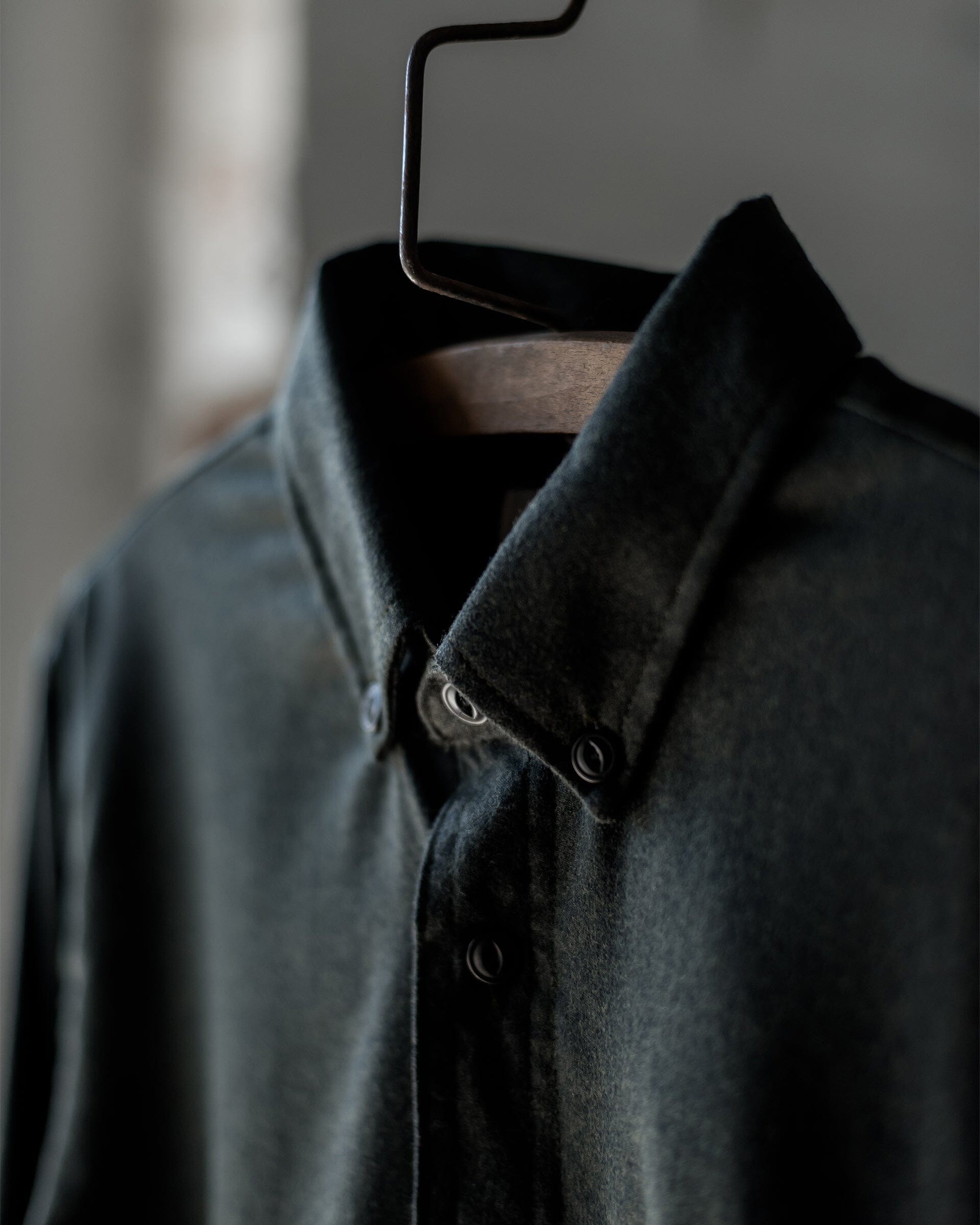 The Mens Light Wool Shirt in Heather Green - Detail #color_heather green