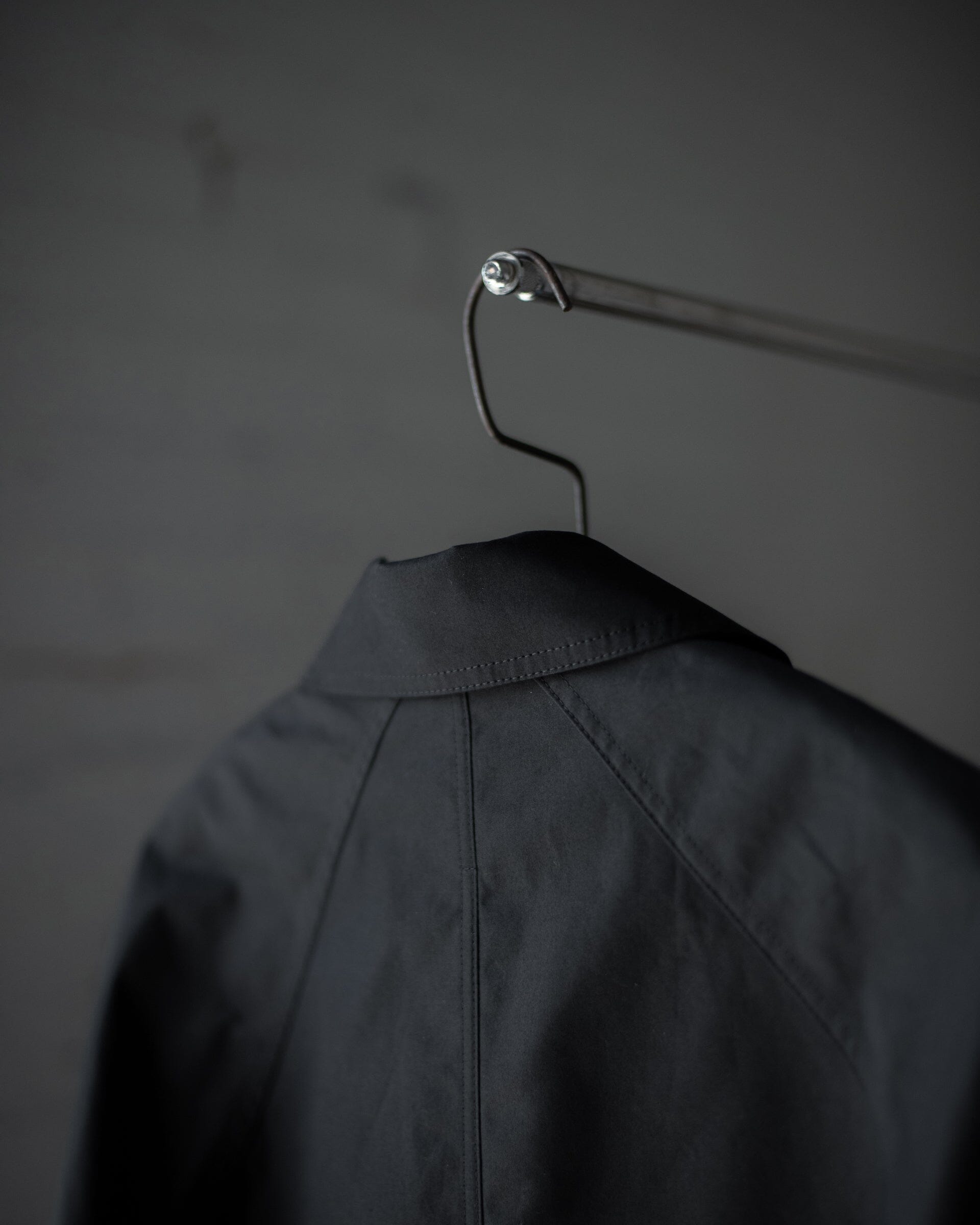 The Ventile Mac Coat in Black - Detail 2 #color_black