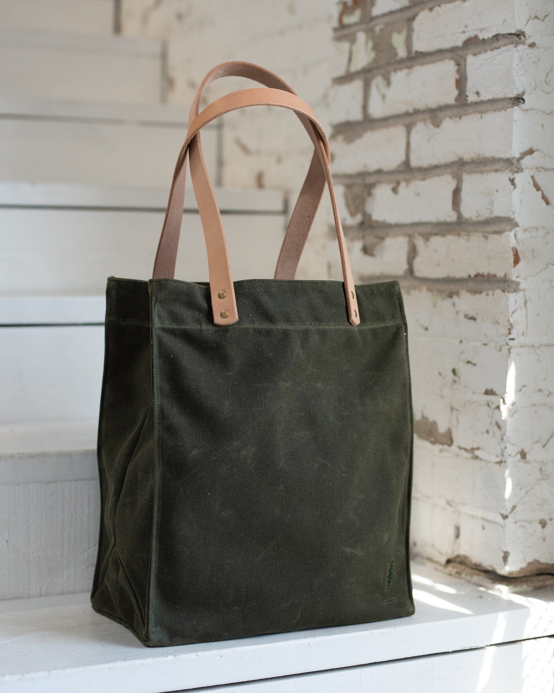 The Market Tote in moss green #color_moss-green