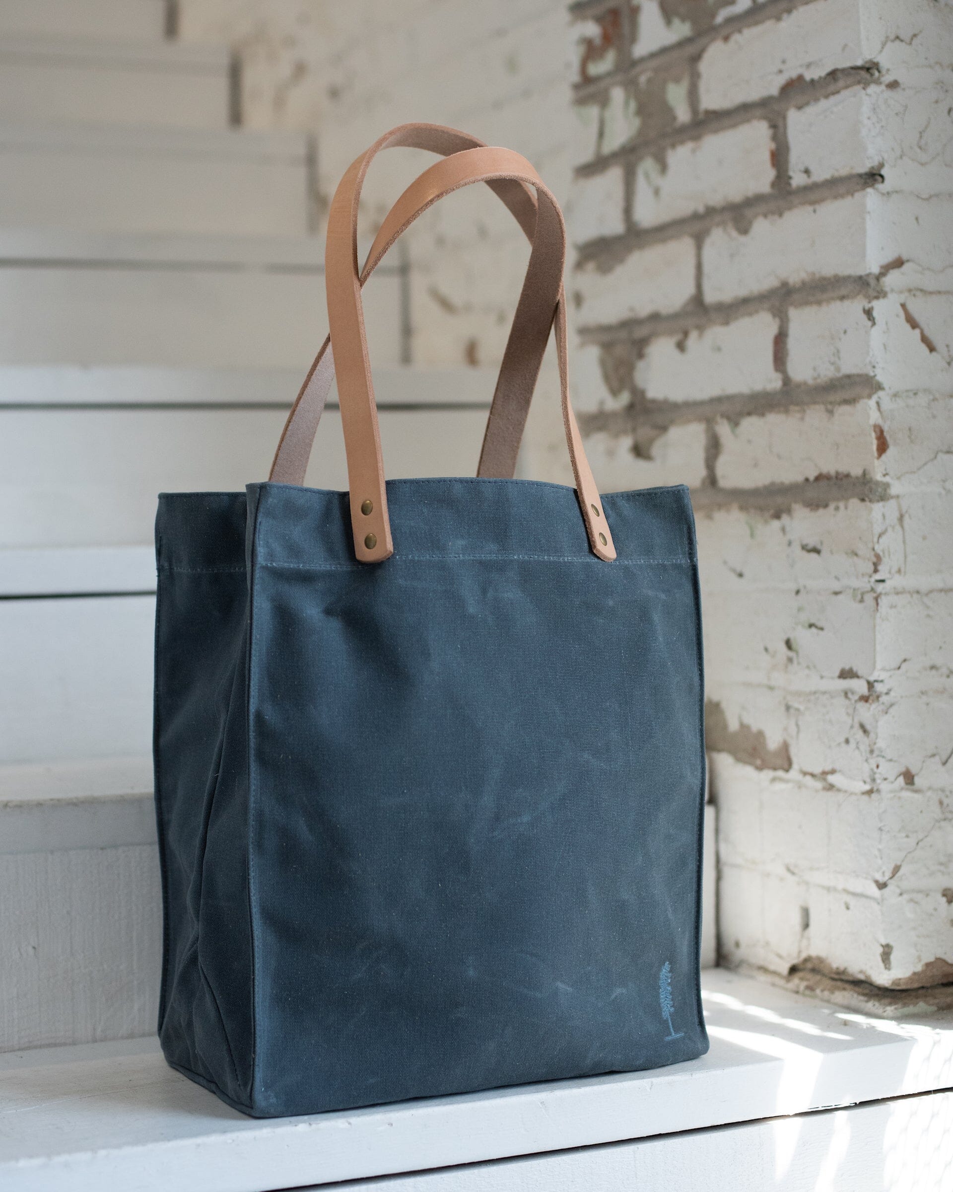 #color_slate blue The Market Tote in Slate Blue 