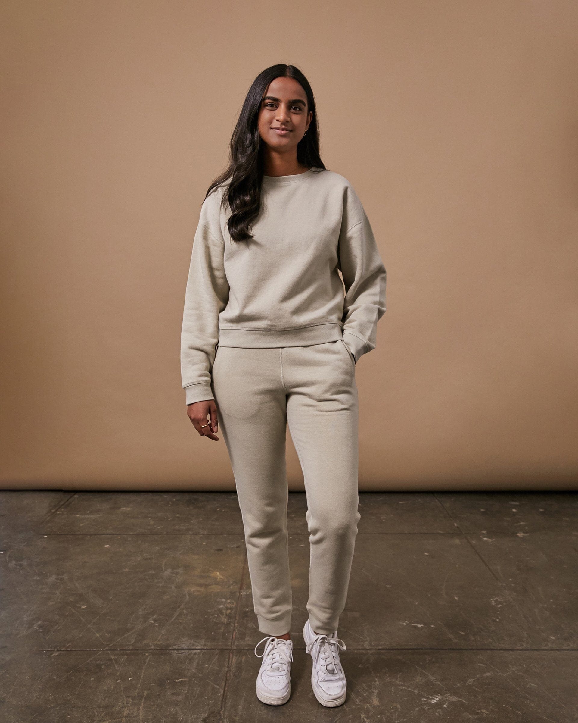 Womens The 400 Sweatpant in Oyster Outfit #colour_oyster