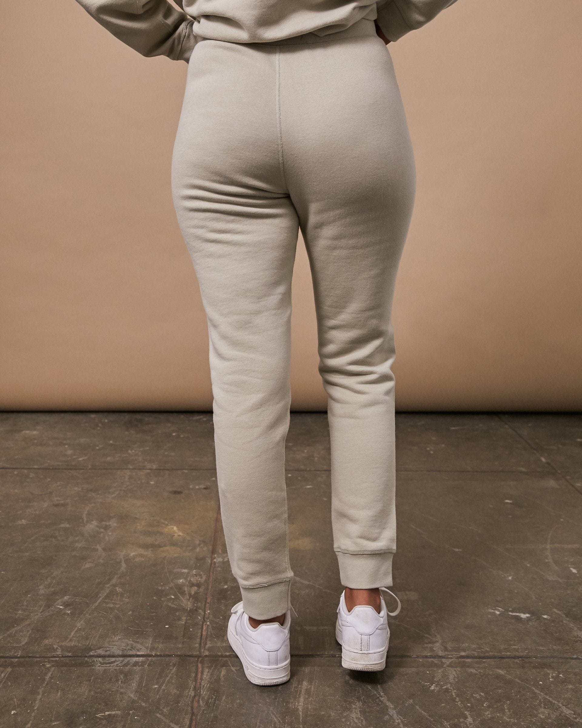 Womens The 400 Sweatpant in Oyster Back #colour_oyster