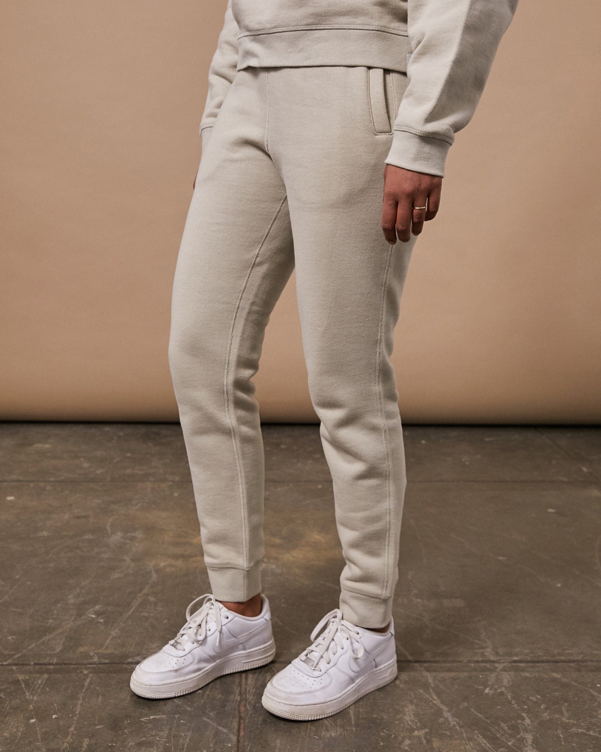 Womens The 400 Sweatpant in Oyster Side #colour_oyster